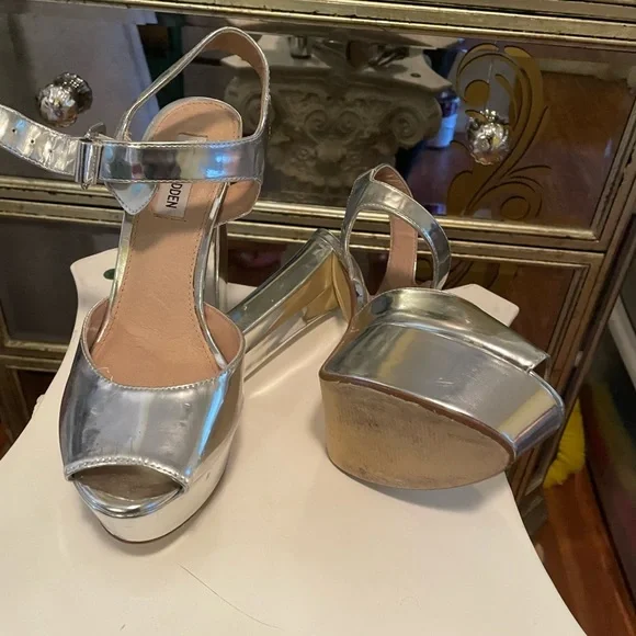 Steve Madden stack platform heel silver strap open toe. - Picture 3 of 8